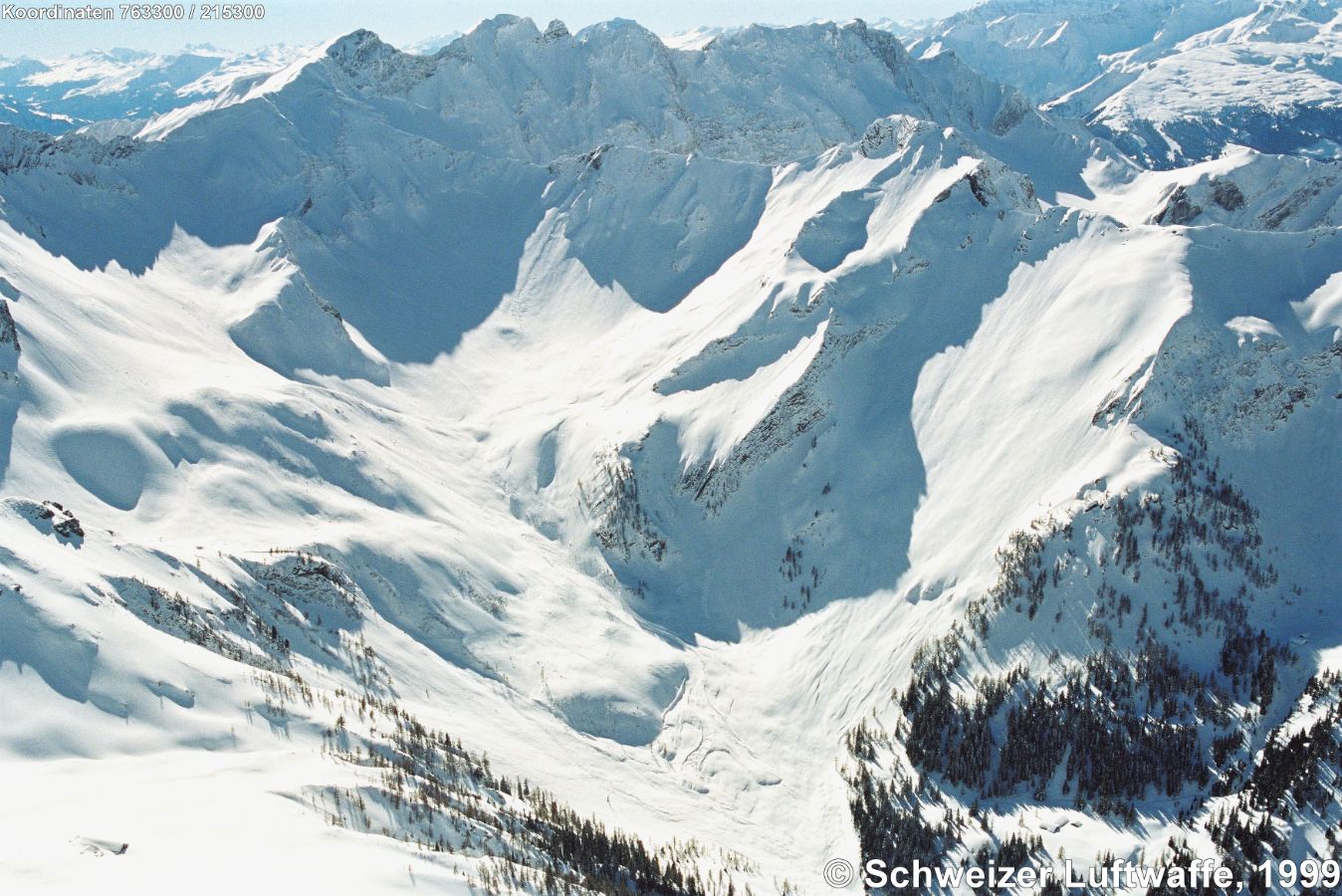 Obersäss, im hinteren Saminatal, Valüna (Position 2'763'590.16, 1'215'729.38) am untern Bildrand Mitte. Blick gegen Süden zu den Berggipfeln (v. l. n. r.): Ijesfürggli (2348 m), Schwarzhorn (2502 m), Grauspitz (drei Spitzen), Falknis (2560 m). Gebirgsgruppe davor (v. l. n. r.): Demmerahöhi (2245 m; vor dem Grauspitz gelegen), Plasteikopf (2356 m), Mazorahöhi. - SW-wärts von Obersäss: Weiler Naaf.